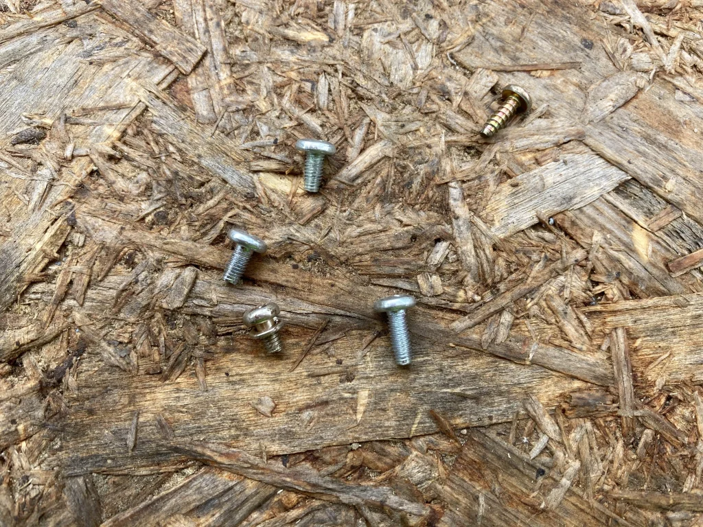 100均メガネのネジ1