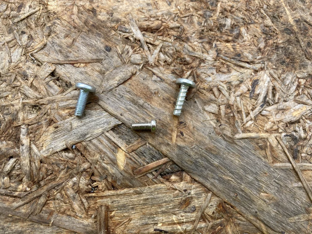 100均メガネのネジ2