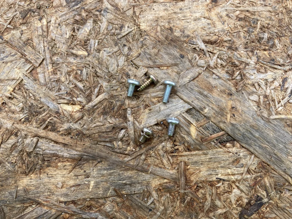 100均メガネのネジ4