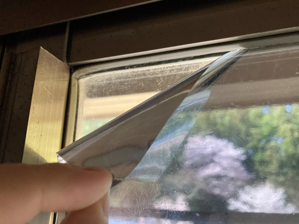 100均結露防止シートの貼りつけ