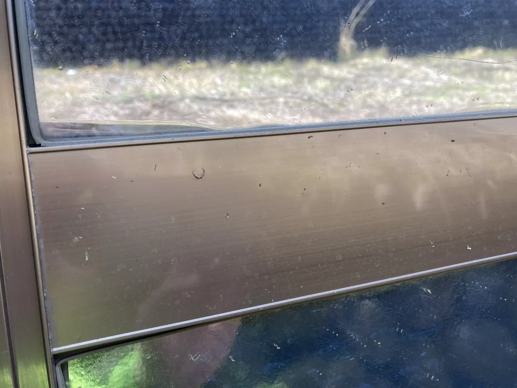 結露防止シートは外から見るとまるでミラー